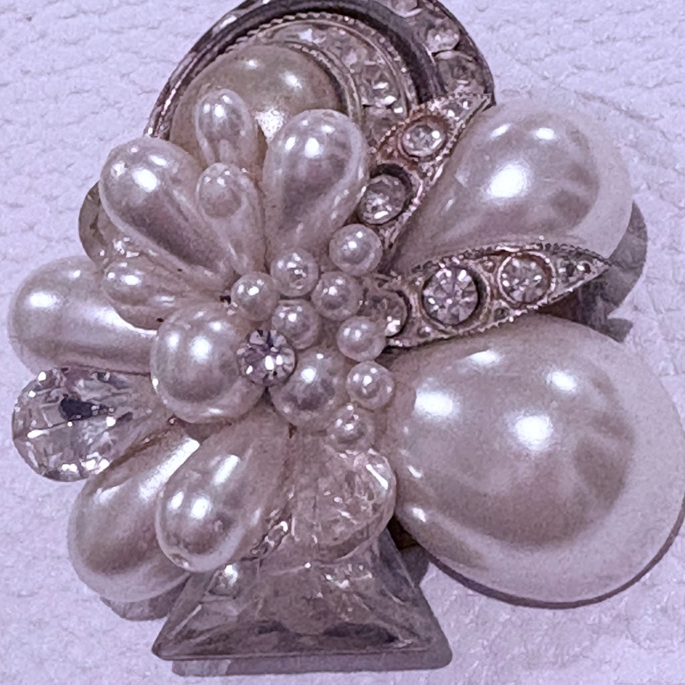 Vintage Loaded Pearl & Glitz Brooch Rhinestone and Crystal accents New
Glamours